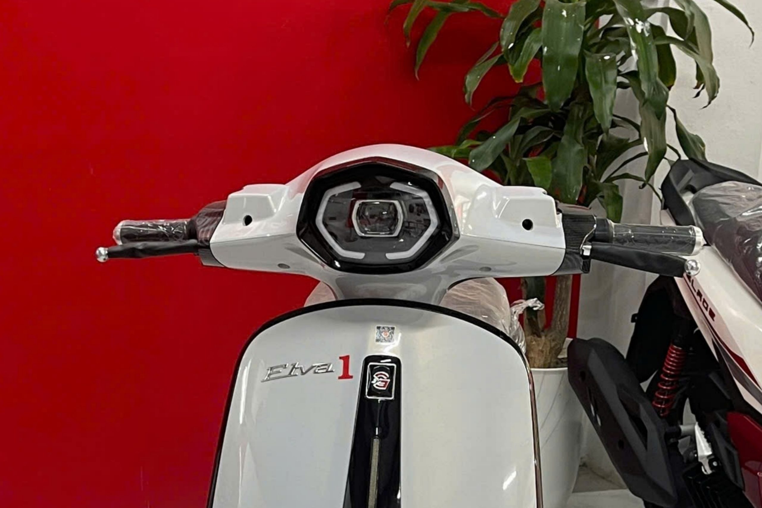 XE ĐIỆN G20 ElVA - DÁNG VESPA - MÀU BẠC XÁM