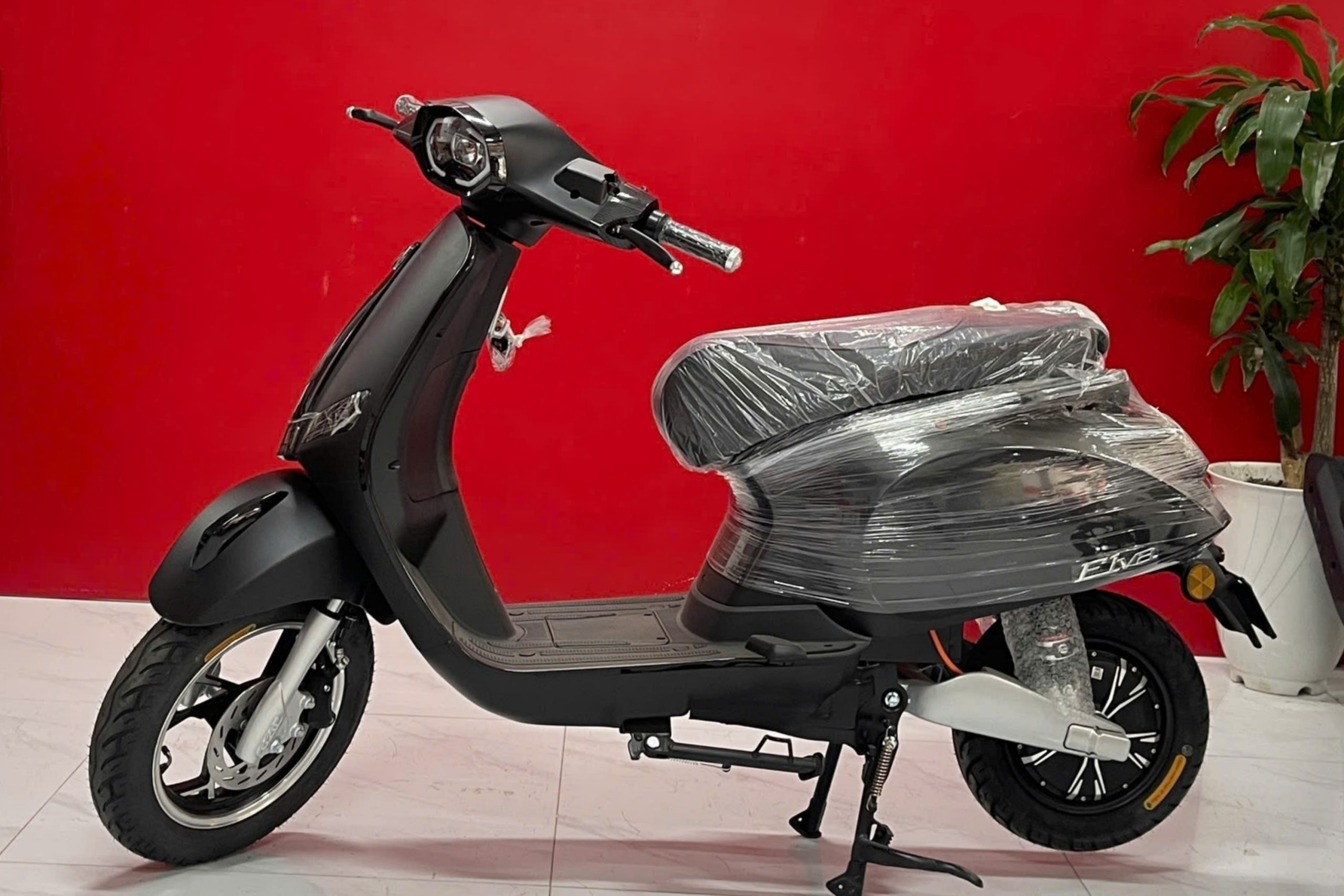 XE ĐIỆN G20 ElVA - DÁNG VESPA - MÀU ĐEN SẦN