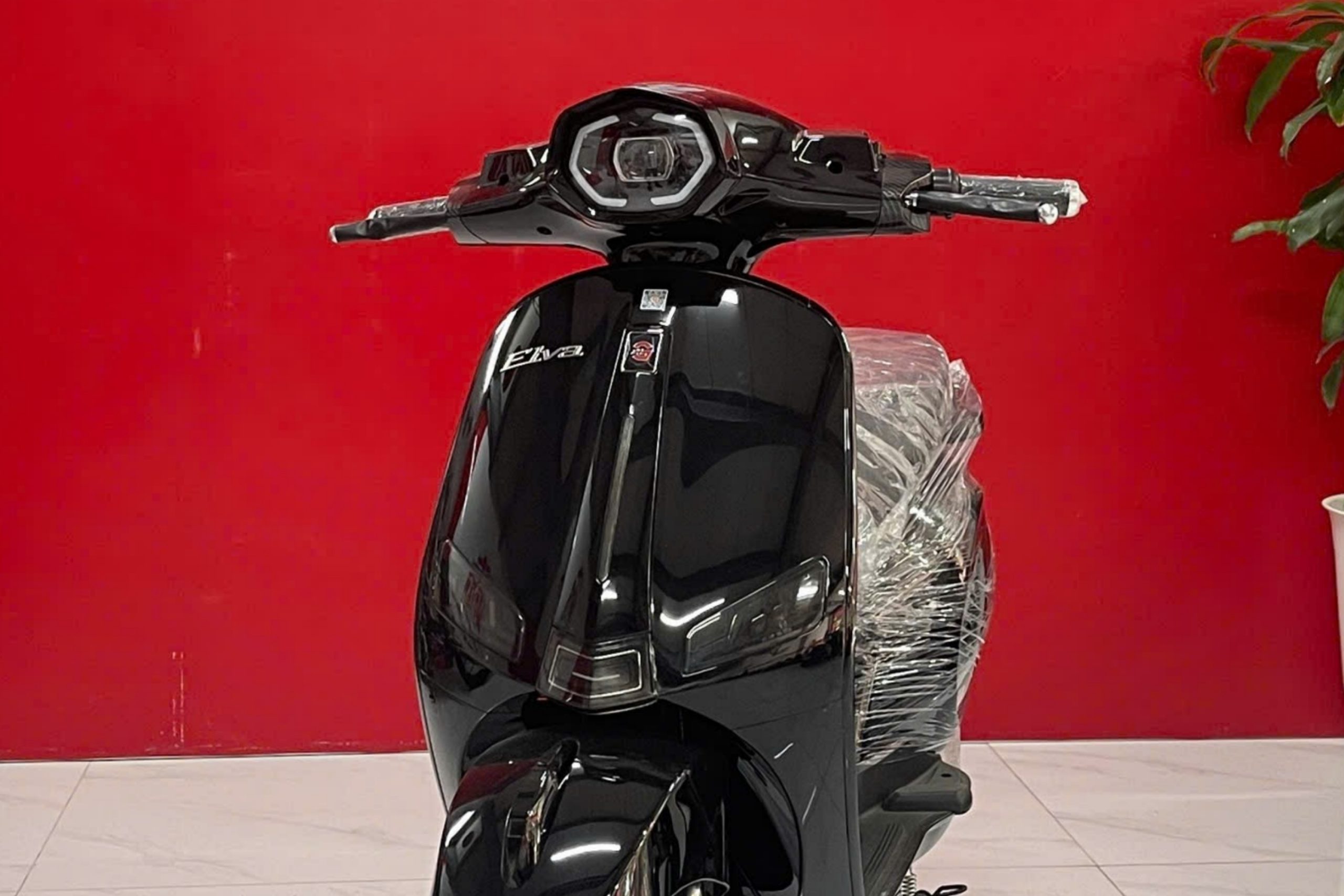 XE ĐIỆN G20 ElVA - DÁNG VESPA - MÀU ĐEN BÓNG