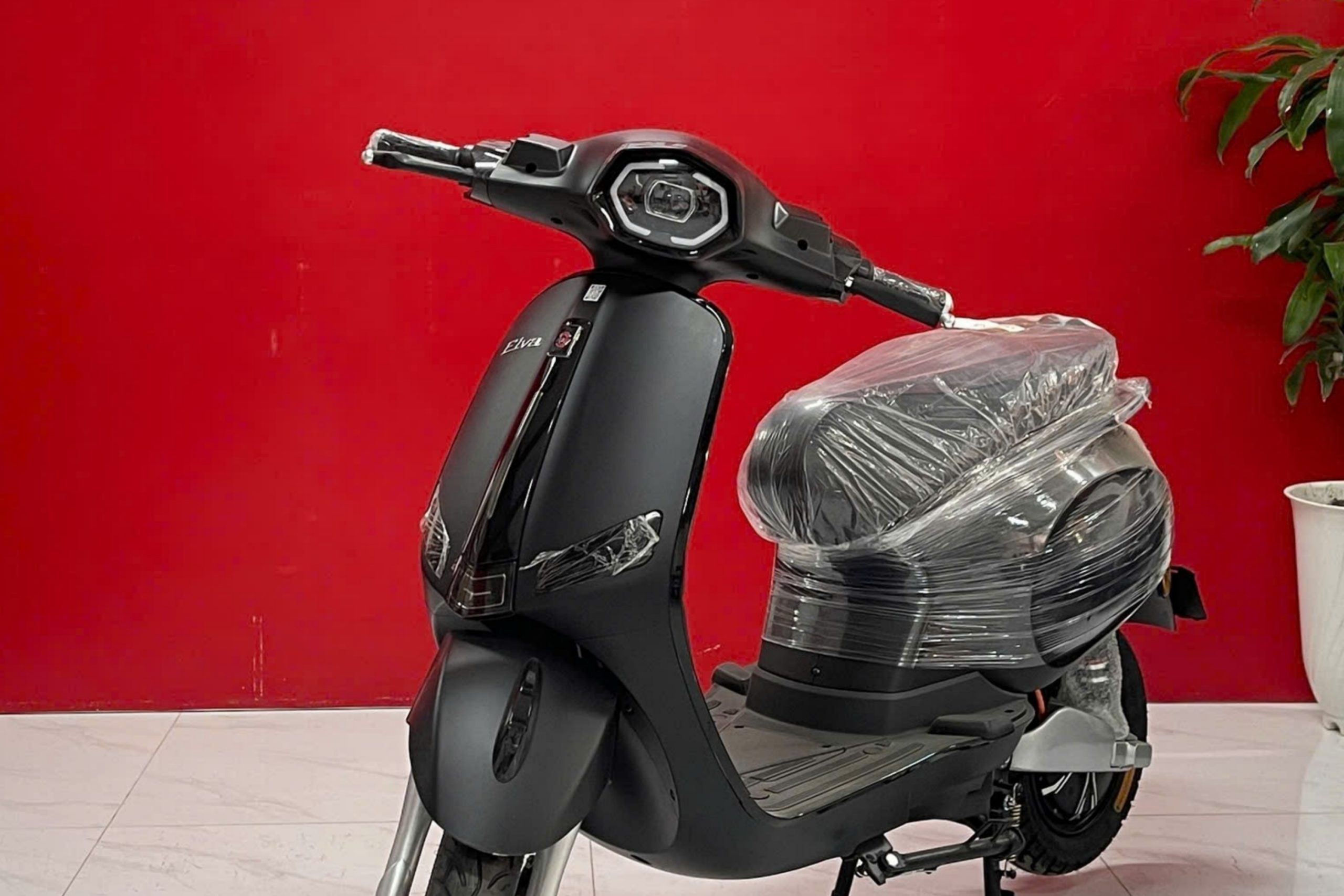 XE ĐIỆN G20 ElVA - DÁNG VESPA - MÀU ĐEN SẦN